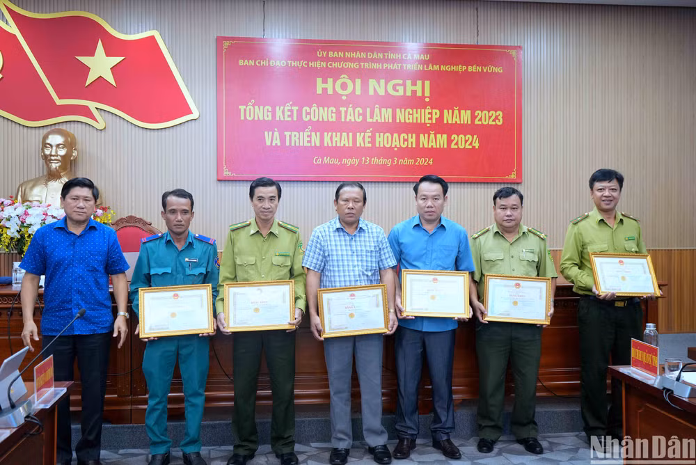 Tặng Bằng khen của Chủ tịch Ủy ban nhân dân tỉnh Cà Mau cho các tổ chức, cá nhân có thành tích tiêu biểu, xuất sắc trong công tác phòng cháy, chữa cháy rừng mùa khô năm 2022-2023.
