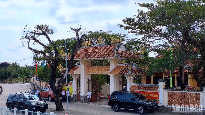 Di tích lịch sử-văn hóa Quốc gia Đình Tân Hưng là nơi treo cờ Đảng Cộng sản Đông Dương đầu tiên tại Cà Mau vào năm 1930. 