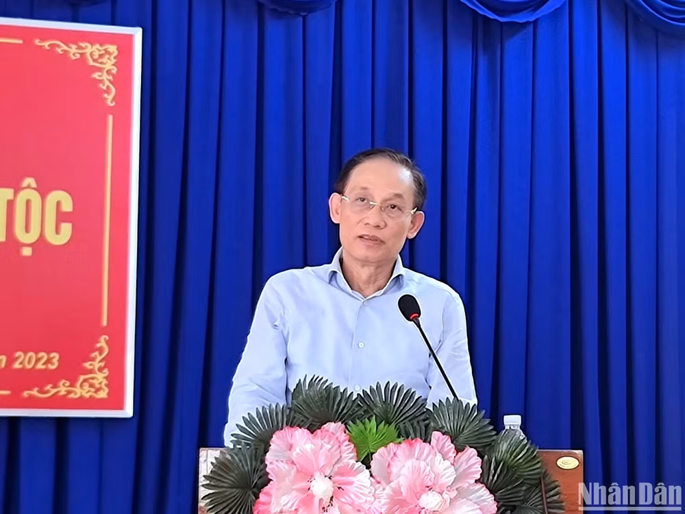 Đồng chí Lê Hoài Trung phát biểu chỉ đạo tại Ngày hội đại đoàn kết toàn dân tộc tổ chức điểm tại xã Hàm Rồng (huyện Năm Căn, tỉnh Cà Mau).