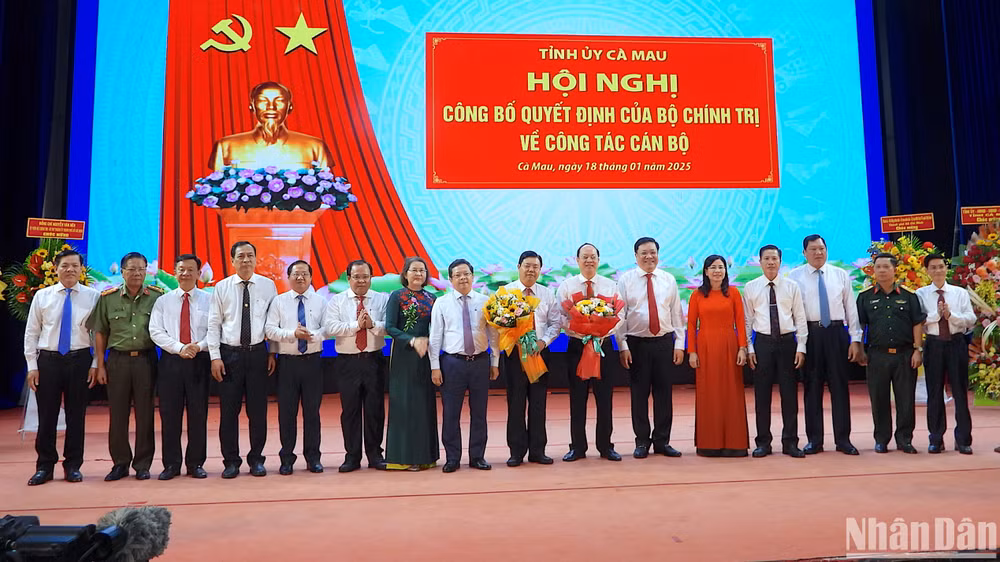 Tân Bí thư Tỉnh ủy Cà Mau Nguyễn Hồ Hải ra mắt và chụp hình lưu niệm với lãnh đạo Trung ương và Ban Thường vụ Tỉnh ủy Cà Mau.