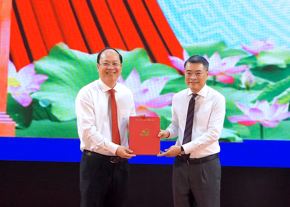 Ủy viên Bộ Chính trị, Bí thư Trung ương Đảng, Trưởng Ban Tổ chức Trung ương Lê Minh Hưng (phải) trao Quyết định của Bộ Chính trị cho đồng chí Nguyễn Hồ Hải.