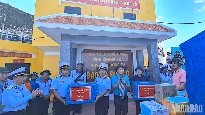 Bí thư Tỉnh ủy Cà Mau (quàng khăn) tặng quà cho lực lượng làm nhiệm vụ trên đảo Đá Đông C.