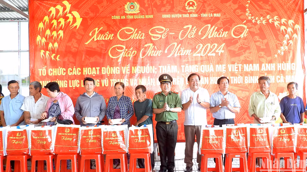 Công an tỉnh Quảng Ninh trao quà Tết tặng hộ nghèo, hộ có hoàn cảnh khó khăn trên địa bàn huyện Thới Bình vào chiều 20/1.