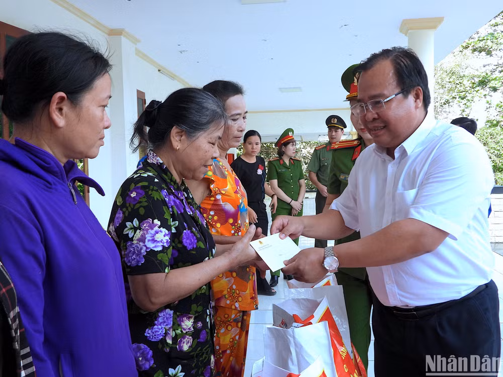 Phó Chủ tịch Ủy ban nhân dân tỉnh Cà Mau Nguyễn Minh Luân trao tặng các phần quà Tết từ Công an tỉnh Quảng Ninh cho hộ có hoàn cảnh khó khăn trên địa bàn xã Khánh Bình Tây.