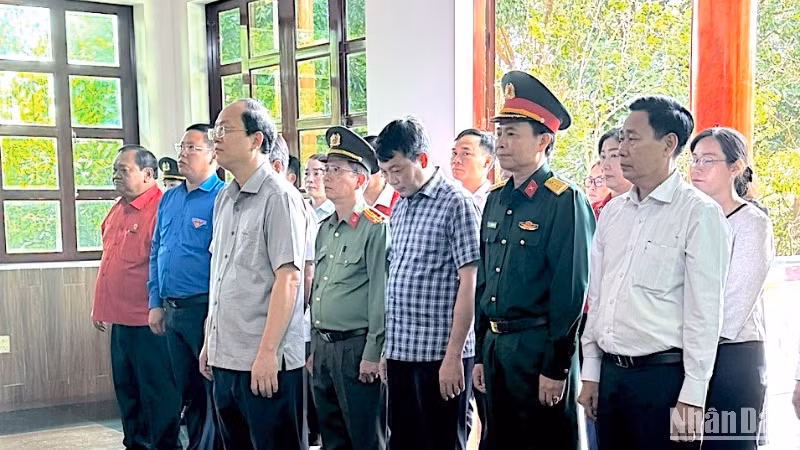 Bí thư Tỉnh ủy Cà Mau (thứ 3 từ trái qua) cùng đoàn công tác của Tỉnh ủy đến viếng tại Nhà tưởng niệm Chủ tịch Hồ Chí Minh trong khu di tích. 