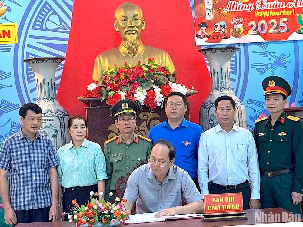 Bí thư Tỉnh ủy Cà Mau Nguyễn Hồ Hải ghi sổ lưu niệm khi đến thăm Di tích lịch sử quốc gia Hòn Đá Bạc.