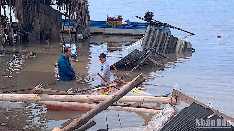 Hiện trường vụ sạt lở đất ven sông xảy ra tại xã Hàng Vịnh (huyện Năm Căn, tỉnh Cà Mau) vào khuya 5/7. 