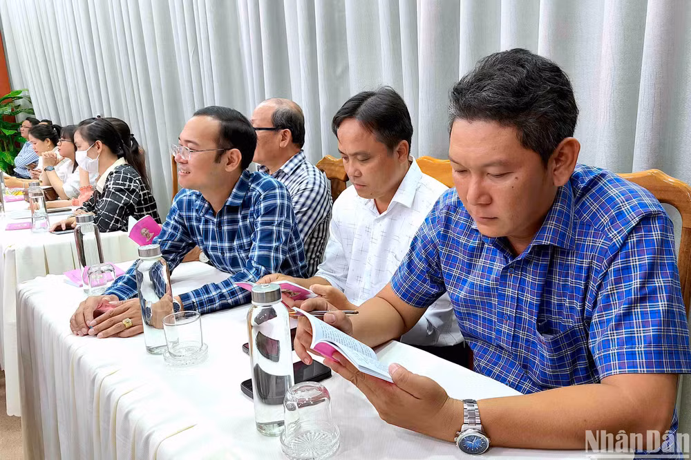 Đảng viên Cà Mau tích cực tham gia học tập chuyên đề học tập và làm theo gương Bác năm 2025.