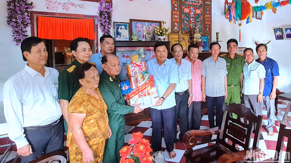 Bí thư Tỉnh ủy Nguyễn Tiến Hải và đoàn cán bộ tỉnh Cà Mau tặng quà gia đình thương binh ¼ Nguyễn Tấn Lực, ấp Tân Thành Lập, xã Tân Đức.