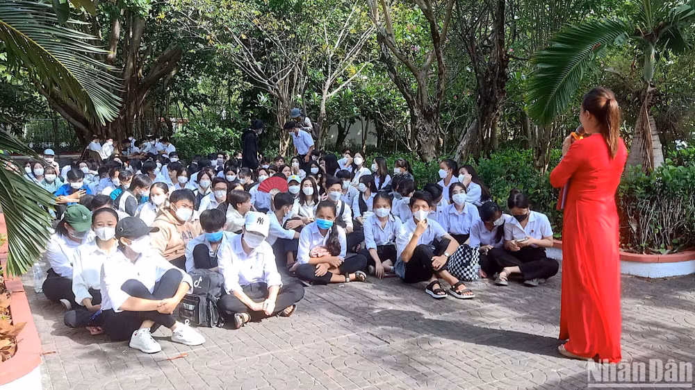 Học sinh huyện Cái Nước (tỉnh Cà Mau) sinh hoạt dưới cờ, được ôn lại lịch sử về chiến thắng Đầm Dơi-Cái Nước-Chà Là.