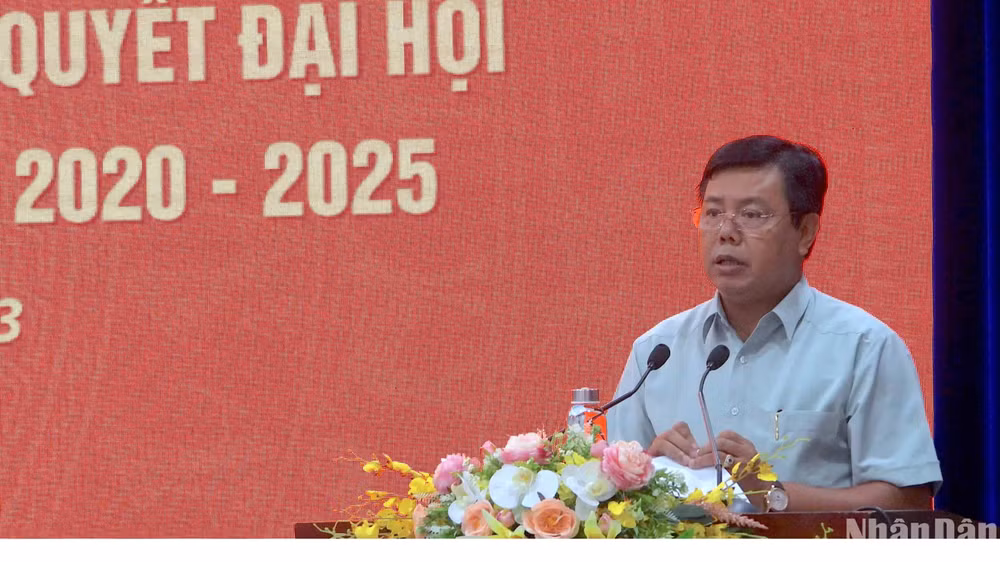 Bí thư Tỉnh ủy Cà Mau Nguyễn Tiến Hải phát biểu kết luận Hội nghị sơ kết giữa nhiệm kỳ thực hiện Nghị quyết Đại hội đại biểu Đảng bộ tỉnh lần thứ XVI.