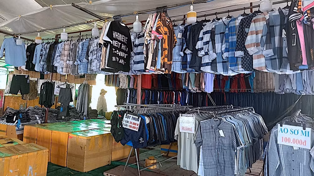 Hàng hóa bày bán trong hội chợ rất ít sản phẩm OCOP, ẩm thực và các mặt hàng chủ lực của huyện Trần Văn Thời và miền biển Sông Đốc.