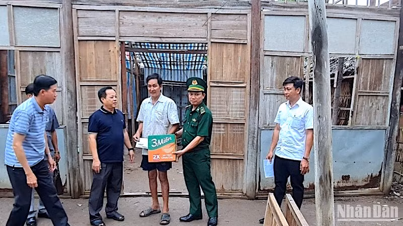 Chính quyền và đơn vị chức năng huyện U Minh trao hỗ trợ bước đầu cho người dân có nhà bị hư hỏng do mưa dông.