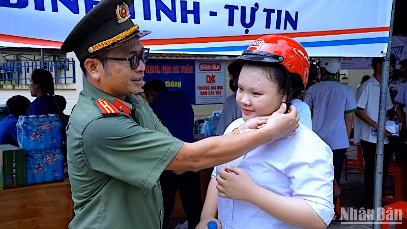 Lực lượng đoàn viên Công an Cà Mau hỗ trợ thí sinh tham gia dự thi vào sáng 27/6. 