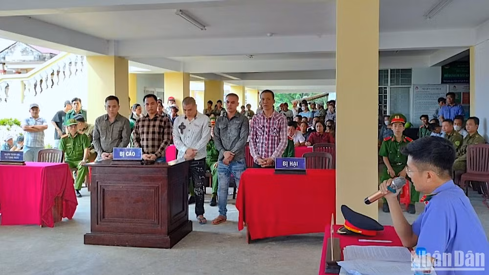 Phiên tòa xét xử lưu động nhóm cướp tài sản trên biển gây hoang mang dư luận tại Cà Mau vào ngày 18/7.