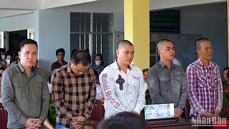 Xét xử lưu động 5 bị cáo tại Cà Mau về cùng tội “cướp tài sản”.