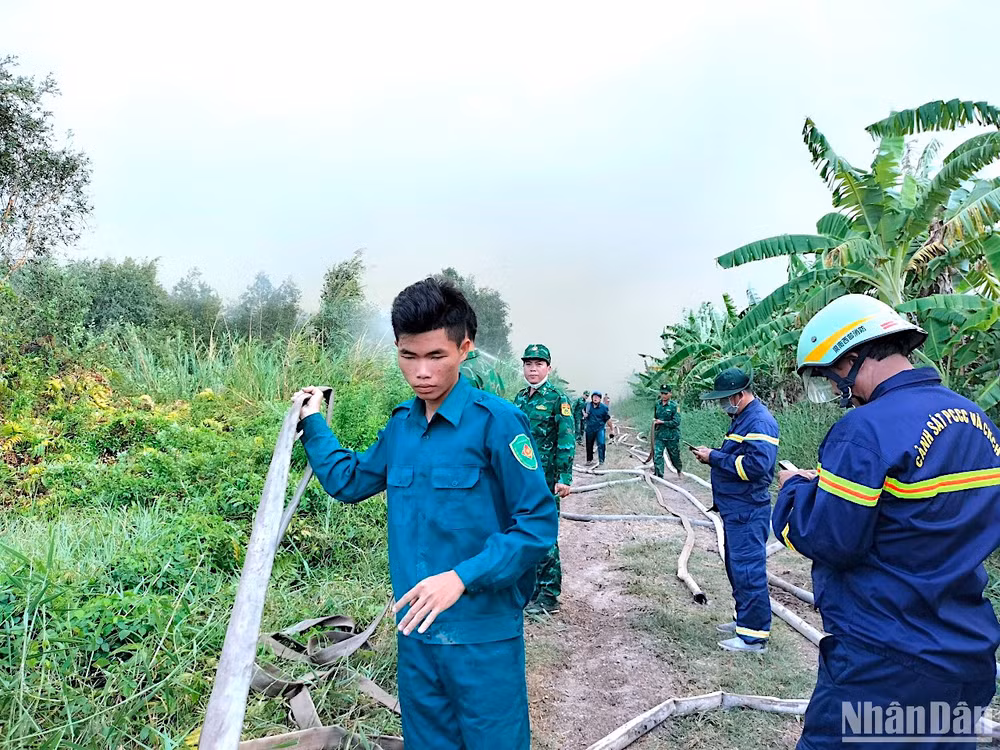Lực lượng tham gia phòng cháy chữa cháy rừng di chuyển 1 số đường ống sang khu vực khác để tham gia dập cháy ngún.