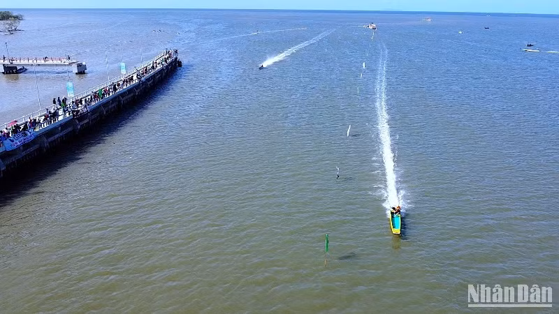 Cửa biển Sông Đốc là nơi lý tưởng tổ chức Lễ hội Nghinh Ông hằng năm tại miền biển Cà Mau. 