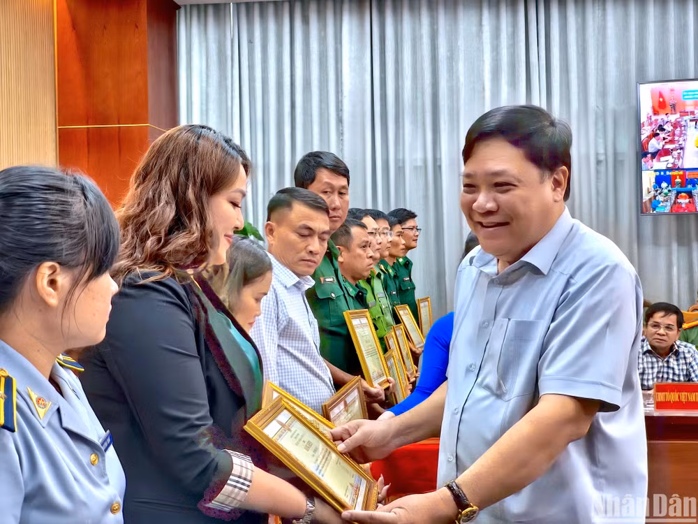 Chủ tịch Ủy ban nhân dân tỉnh Cà Mau Phạm Thành Ngại tặng Bằng khen cho các cá nhân có thành tích xuất sắc trong thực hiện Chỉ thị 17.