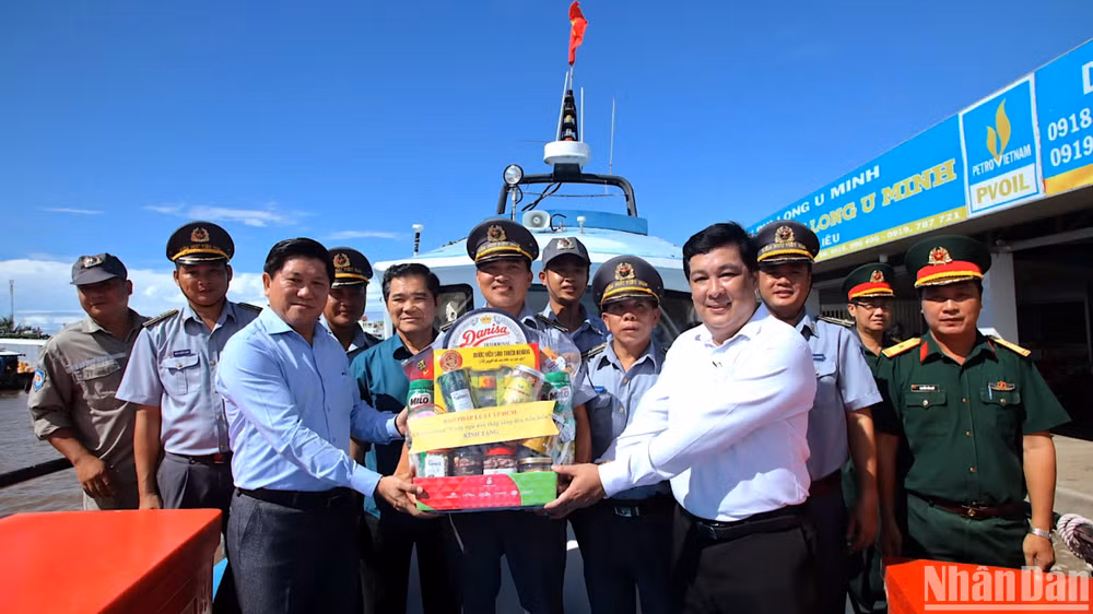 Lãnh đạo tỉnh Cà Mau cùng đơn vị đồng hành trao tặng quà cho lực lượng kiểm ngư tại xã Khánh Hội, huyện U Minh.
