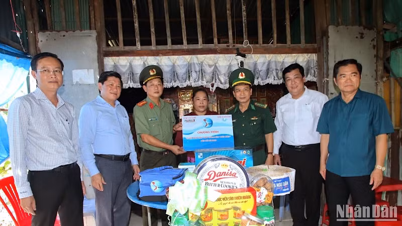 Lãnh đạo tỉnh Cà Mau cùng đơn vị đồng hành trao tặng quà cho ngư dân có hoàn cảnh khó khăn tại miền biển huyện U Minh.
