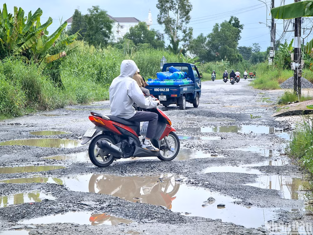 Nhiều đoạn trên tuyến Mậu Thân hư hỏng nặng, xe ô-tô, gắn máy dù “nhích từng bước” cũng không thể tránh hết được ổ gà, ổ voi.