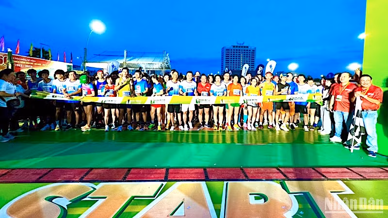 Đông đảo vận động viên tham gia giải đua Marathon về chủ đề “Hương rừng U Minh” tổ chức tại Cà Mau vào rạng sáng 26/11.