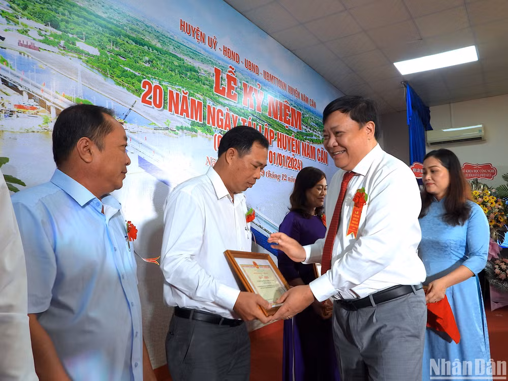 Trao Bằng khen của Chủ tịch Ủy ban nhân dân tỉnh Cà Mau cho tập thể, cá nhân có nhiều đóng góp cho quê hương huyện Năm Căn.