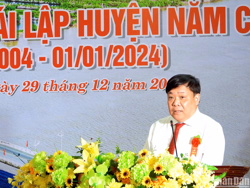 Phó bí thư Thường trực Tỉnh ủy Cà Mau Phạm Thành Ngại phát biểu chỉ đạo tại lễ kỷ niệm 20 năm Ngày tái lập các huyện Năm Căn.