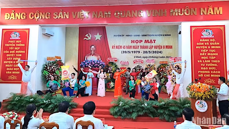 Văn nghệ chào mừng họp mặt 45 năm ngày thành lập huyện U Minh, tỉnh Cà Mau.