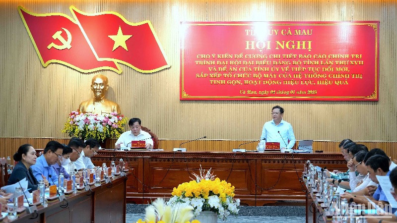 Phó Bí thư Thường trực Tỉnh ủy Cà Mau Nguyễn Đức Hiển (đứng) phát biểu chỉ đạo tại hội nghị.