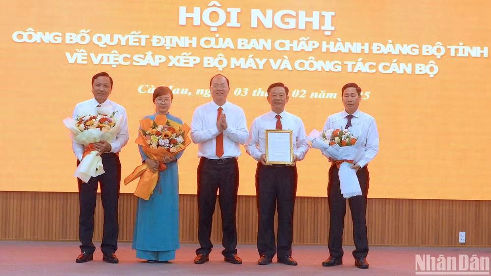 Bí thư Tỉnh uỷ Nguyễn Hồ Hải trao quyết định và tặng hoa chúc mừng các đồng chí Trưởng Ban và Phó trưởng Ban Tuyên giáo và Dân vận Tỉnh ủy Cà Mau.