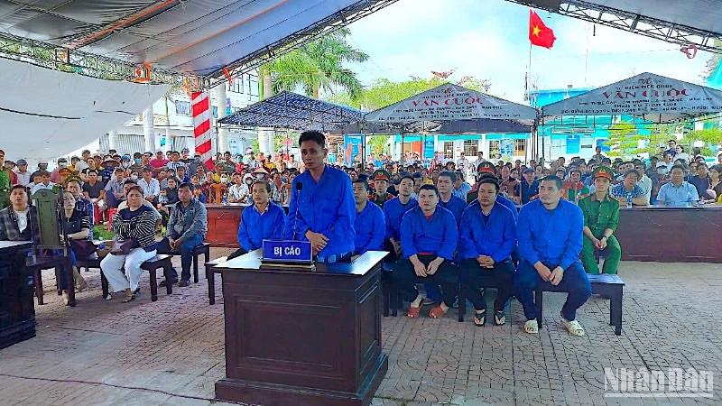 Bị cáo Trương Văn Sang (đứng) chịu hành phạt nặng nhất với tội danh “Gây rối loạn hoạt động của phương tiện điện tử”.