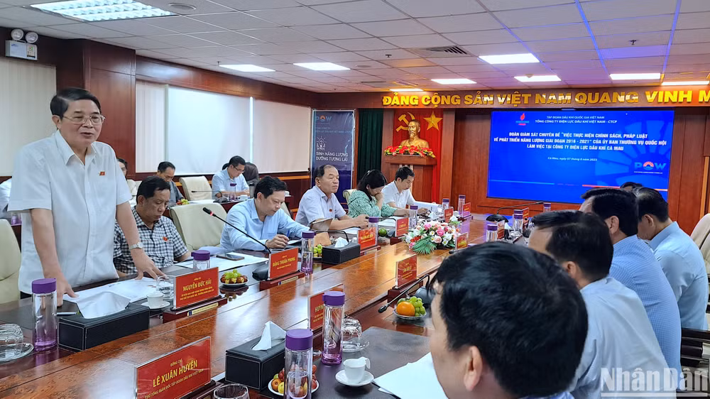 Phó Chủ tịch Quốc hội Nguyễn Đức Hải (đứng) phát biểu tại buổi làm việc với PV Power Ca Mau.