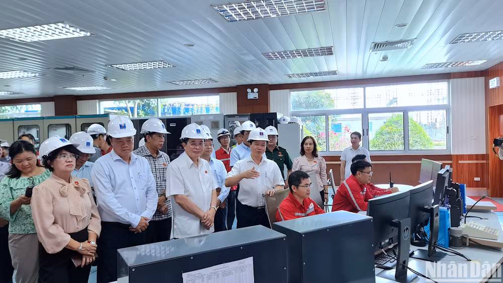 Phó Chủ tịch Quốc hội Nguyễn Đức Hải nghe giới thiệu về mô hình sản xuất điện tại PV Power Ca Mau.