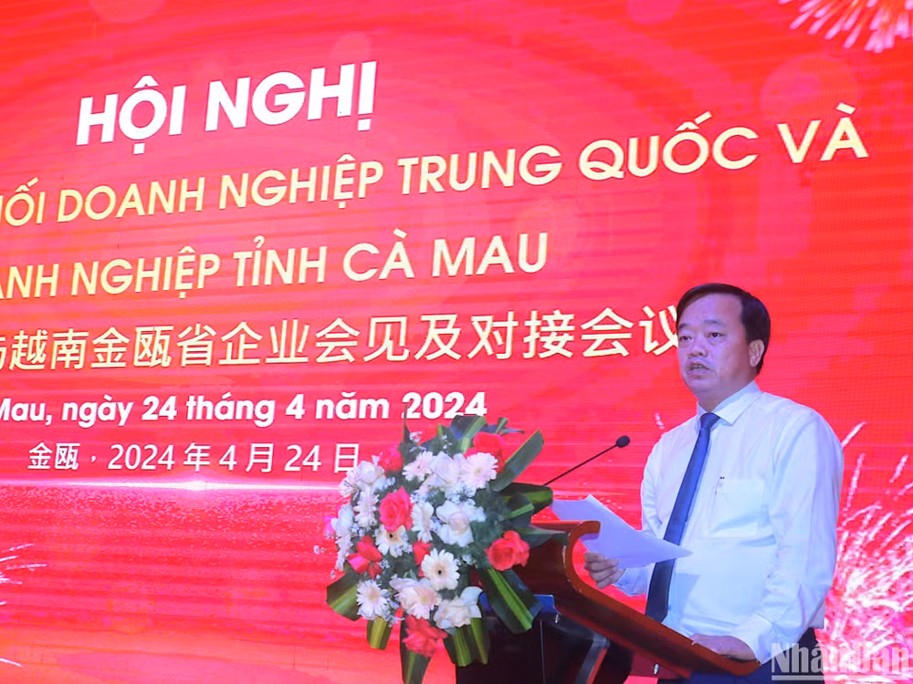 Ủy viên dự khuyết Trung ương Đảng, Phó Bí thư Tỉnh ủy, Chủ tịch Ủy ban nhân dân tỉnh Cà Mau Huỳnh Quốc Việt giới thiệu tiềm năng, lợi thế của Cà Mau với đối tác Trung Quốc.