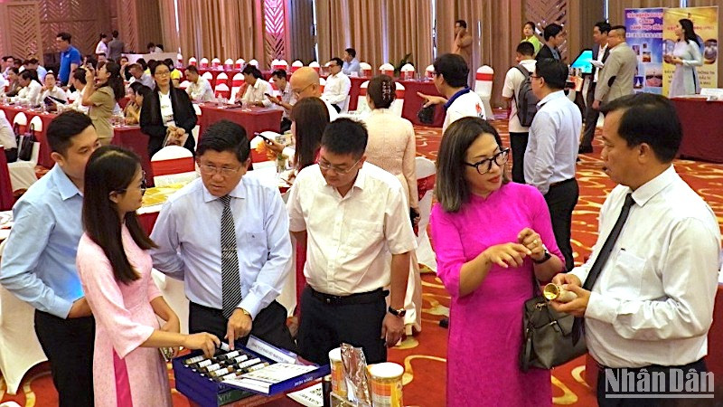 Lãnh đạo tỉnh Cà Mau tiếp xúc, gặp gỡ nhiều doanh nghiệp Trung Quốc vào sáng 24/4.