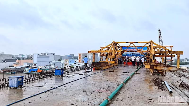 Buổi lễ hợp long cầu sông Ông Đốc vào sáng 10/11.