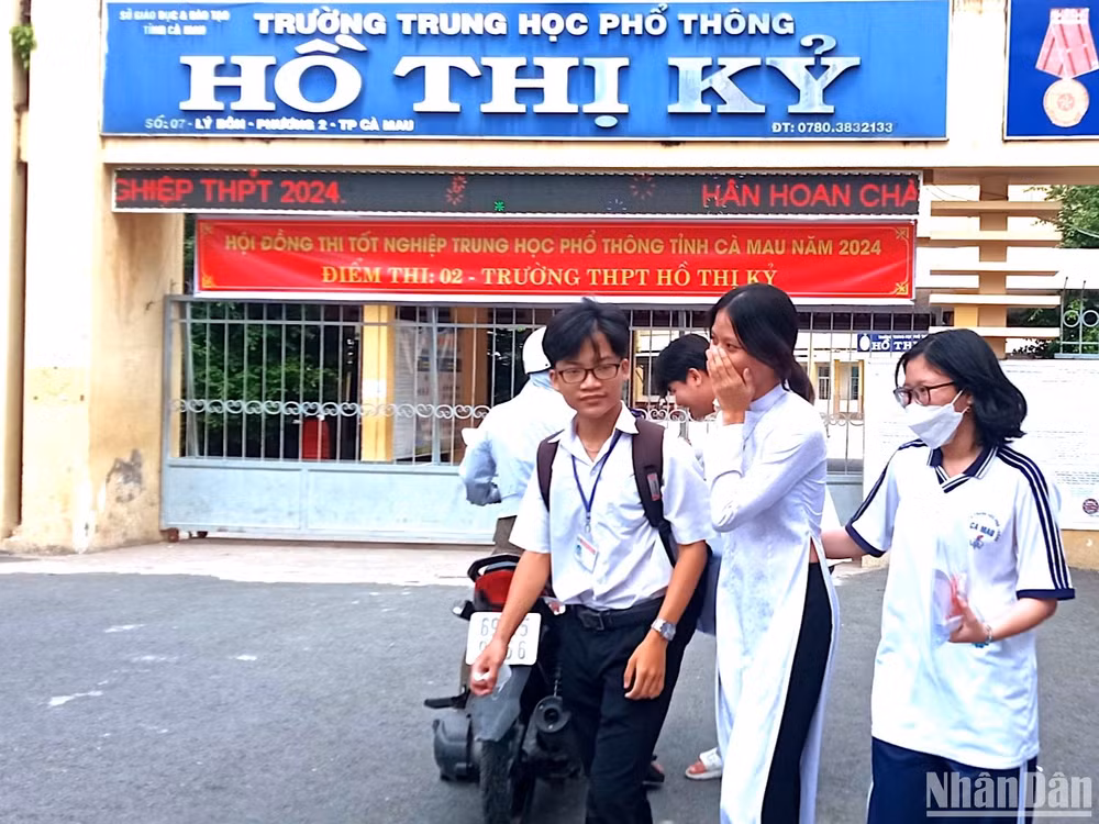 Sĩ tử tại Điểm thi Trường THPT Hồ Thị Kỷ hồ hởi ra về sau phần thi đầu tiên môn Ngữ Văn.