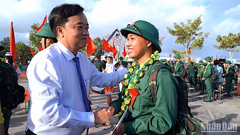Ủy viên dự khuyết Trung ương Đảng, Chủ tịch Ủy ban nhân dân tỉnh Cà Mau Huỳnh Quốc Việt động viên tân binh lên đường làm nhiệm vụ bảo vệ Tổ quốc.