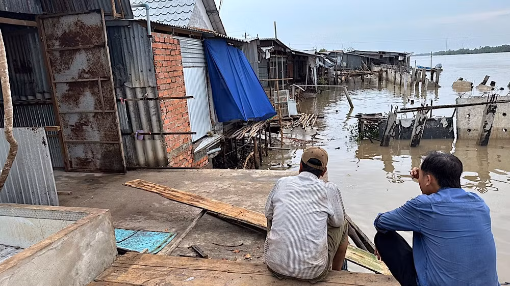 Cà Mau tiếp tục sạt lở đất ven sông ảnh 1