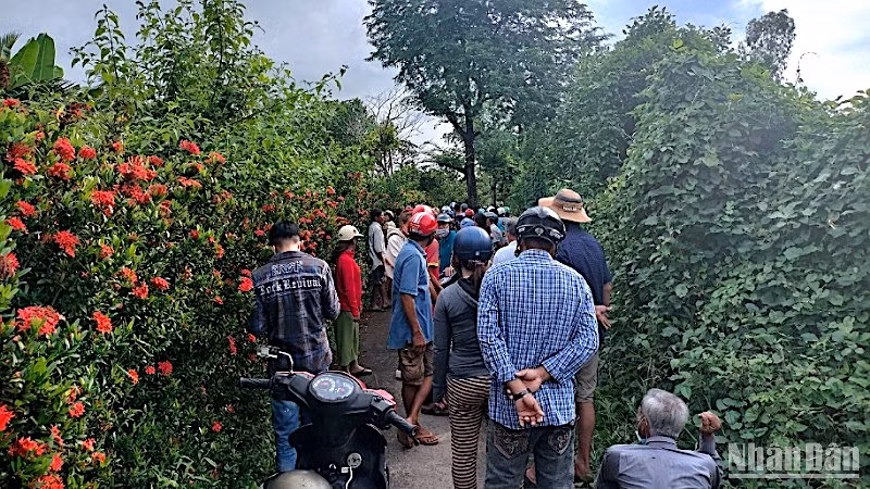 Người dân ở ấp Láng Cùng (xã Thạnh Phú) đến chia buồn và phụ giúp lo hậu sự cho gia đình các nạn nhân bị sát hại.