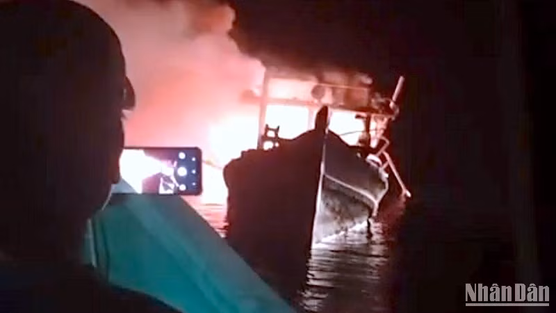 Tàu cá CM-91296-TS bị nhóm người lạ dùng bom xăng đốt cháy trên biển vào ngày 2/1/2024.