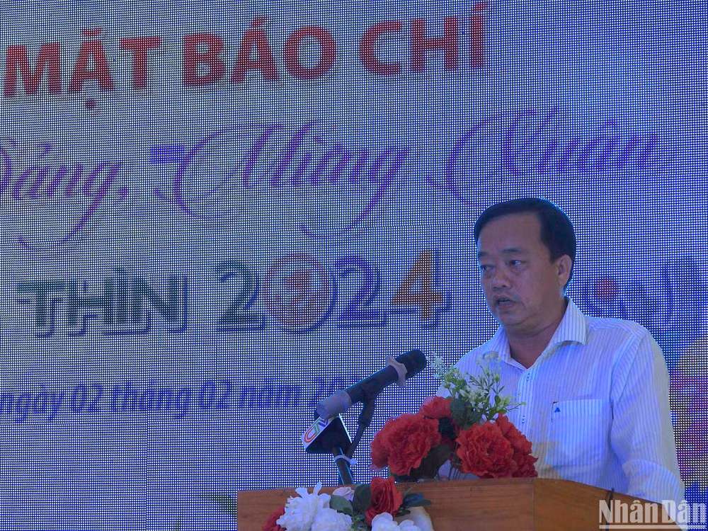 Chủ tịch Ủy ban nhân dân tỉnh Cà Mau Huỳnh Quốc Việt phát biểu chúc mừng tại buổi họp mặt báo chí vào chiều 2/2.