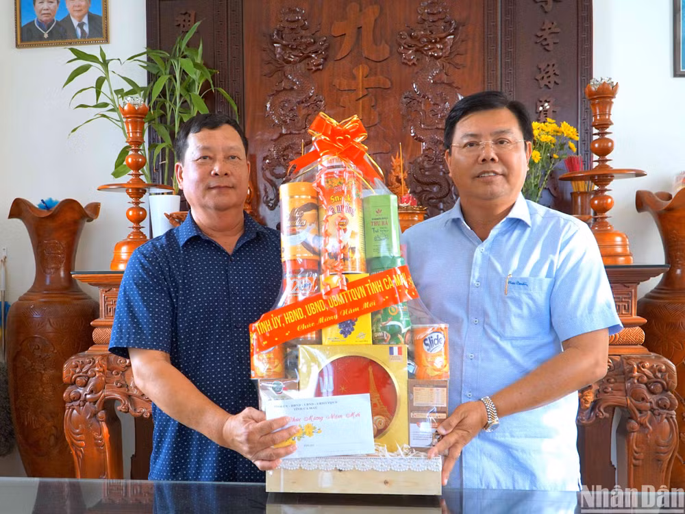 Ủy viên Trung ương Đảng, Bí thư Tỉnh ủy Cà Mau Nguyễn Tiến Hải trao quà Tết đến gia đình đồng chí Nguyễn Văn Đáng (Tư Hườn), nguyên Bí thư Tỉnh ủy.