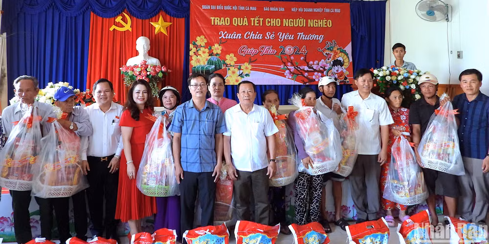 Đại diện đơn vị đồng hành là Đoàn Đại biểu Quốc hội tỉnh Cà Mau và Hiệp hội doanh nghiệp tỉnh trao 60 phần quà Tết cho người dân xã Thạnh Phú.