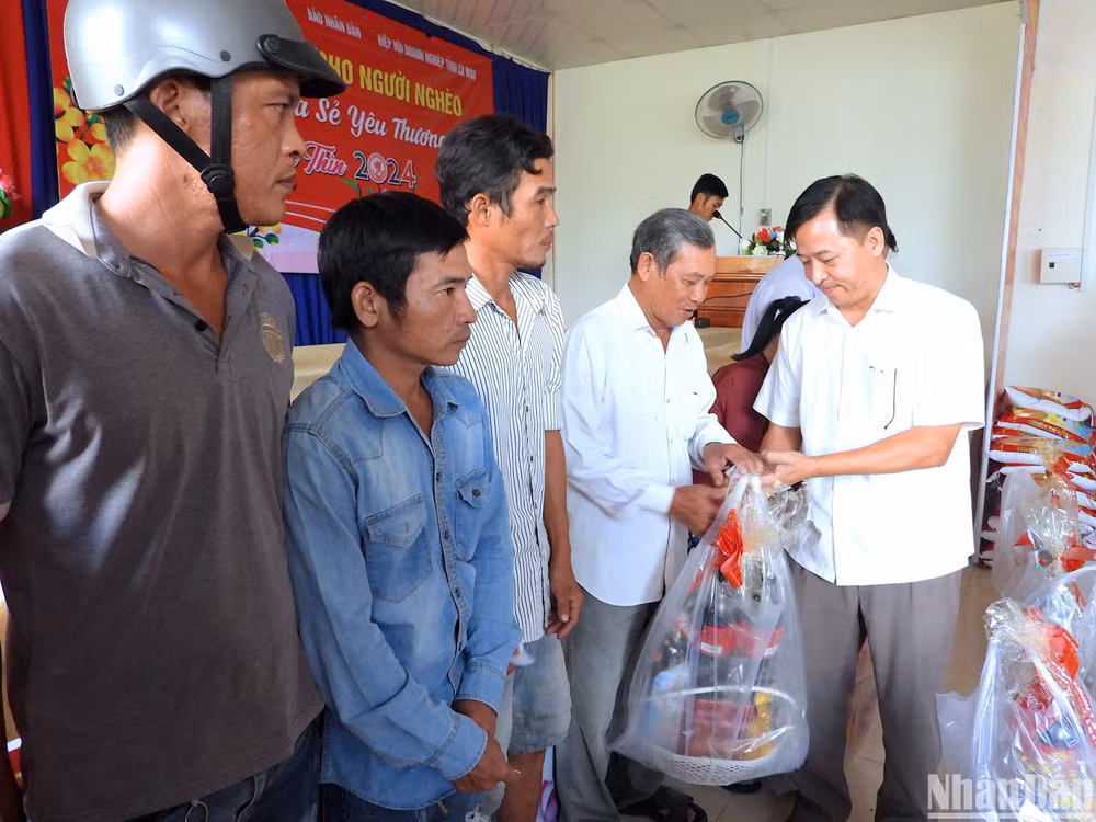 Trao quà Tết cho người dân xã Thạnh Phú.