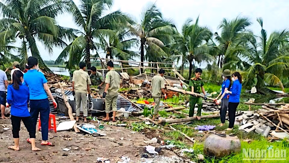 Chính quyền huyện U Minh huy động lực lượng giúp dân khắc phục hậu quả do dông, lốc.