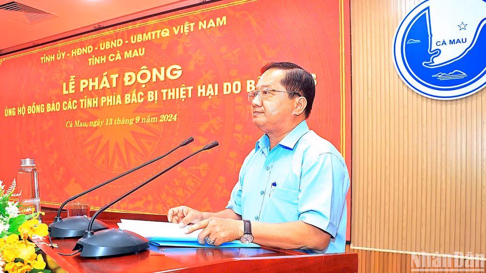 Chủ tịch Ủy ban Mặt trận Tổ quốc Việt Nam tỉnh Cà Mau Lê Thanh Triều phát lời kêu gọi quyên góp ủng hộ đồng bào vùng bão, lũ.