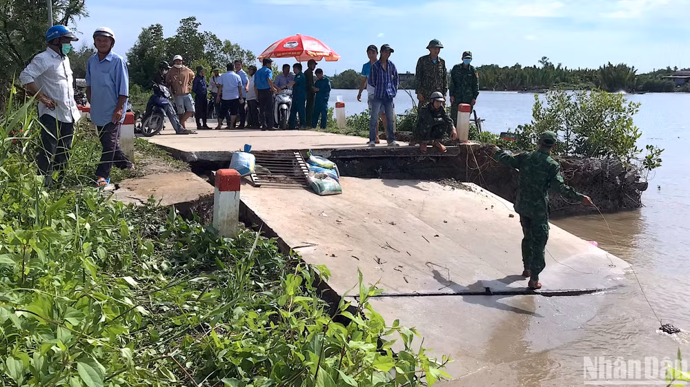 Liên tục xảy ra sạt lở đất ven sông khiến việc đi lại của người dân bị ảnh hưởng, xe 4 chỗ không thể di chuyển về trung tâm xã Nguyễn Huân.